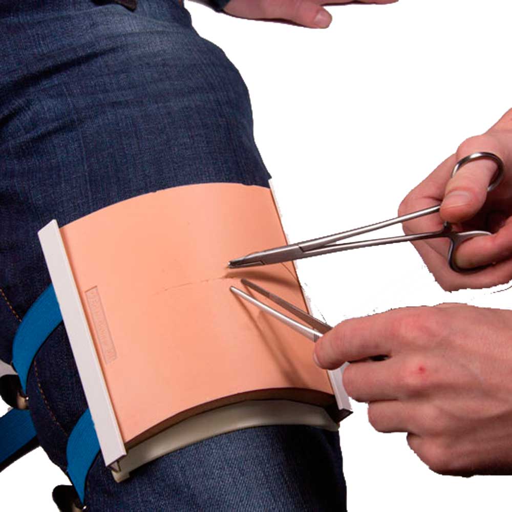Pad-Halter: orangener Einsatz wird mit Metallstiften am Rahmen befestigt