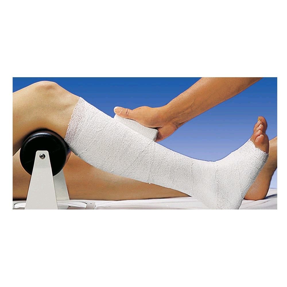 Zinkleimbinde Varolast® am Bein, weiße Bandage mit Wicklung