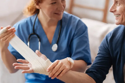 Ärztin legt Handbandage bei Patient an – mehr über Zinkleimverband und die Wirkung erfahren!