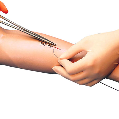 Naht-Arm aus Vinylhaut: Detail von Naht und Einstich an Unterarm