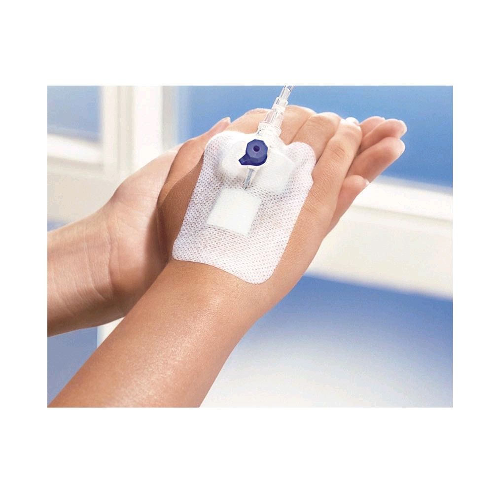 Kanülenpflaster auf Hand, weißes Pflaster mit blauem Anschluss für Katheter