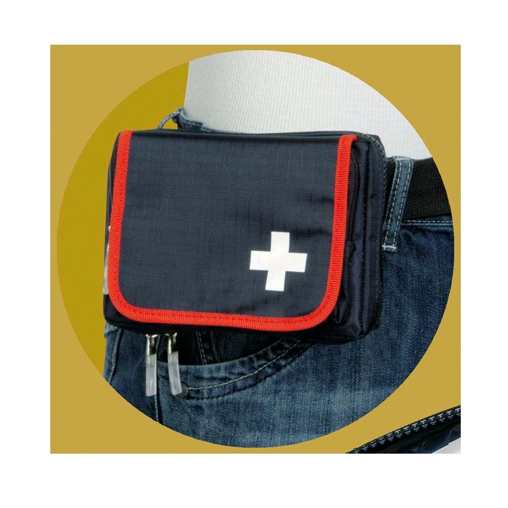 Befüllte Verbandtasche mit weißem Plus-Symbol, roter Einfassung und dunkler Front