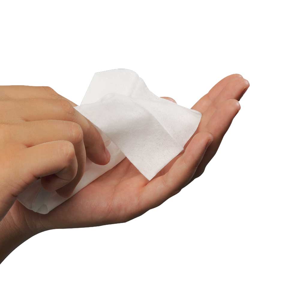Hautreinigungstuch YPSISEPT® auf entfalteter Hand, weißes Tuch zum Anwenden.