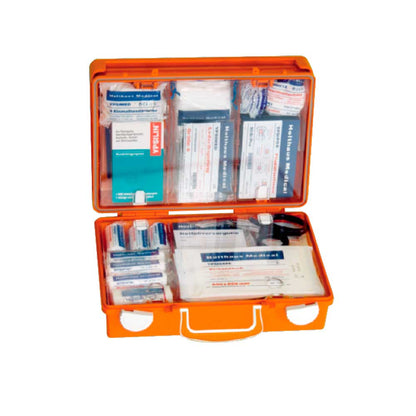 Holthaus Medical SAN Erste-Hilfe-Koffer, geöffnet: orange Koffer mit gefüllten Fächern