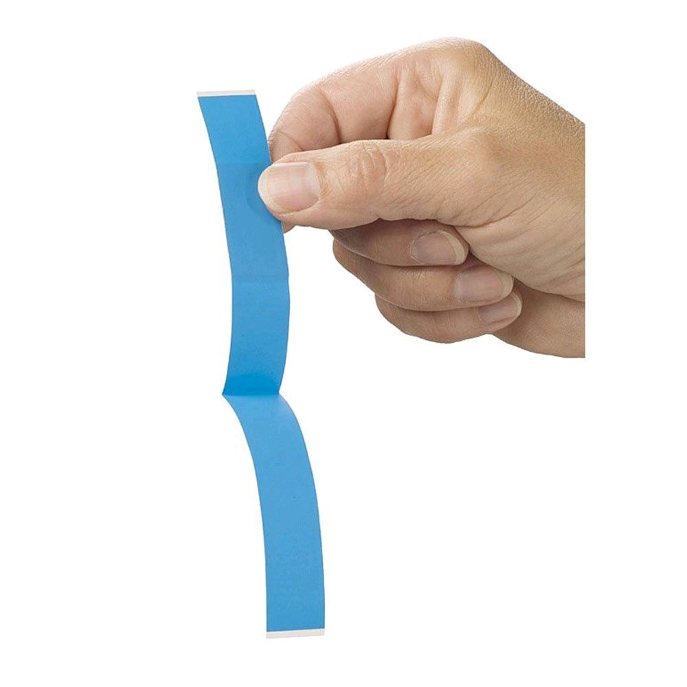 Blaues detektierbares Pflaster als langer Streifen, in Hand gehalten