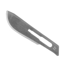 Sterile Einmal-Skalpellklinge aus Carbonstahl, dunkelgrau, lange Klingenform mit ovaler Aussparung.