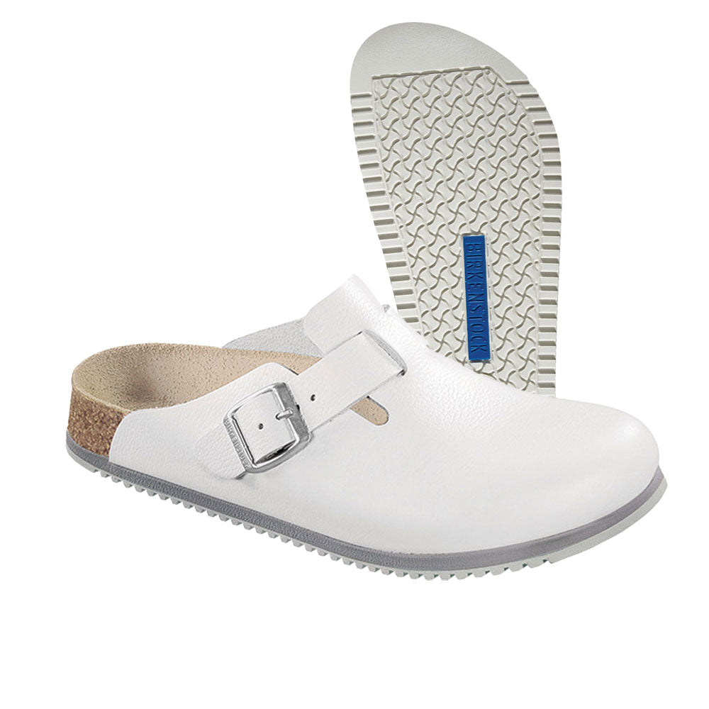 Birkenstock Boston Clog in Weiß mit offener Innenfläche, Laufsohle mit Grip-Profil und blauem Einsatz