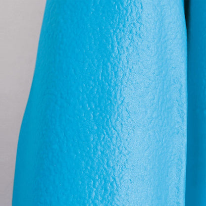 Blauer Nitril-Einmalhandschuh, puderfrei, strukturierte Oberfläche im Detail