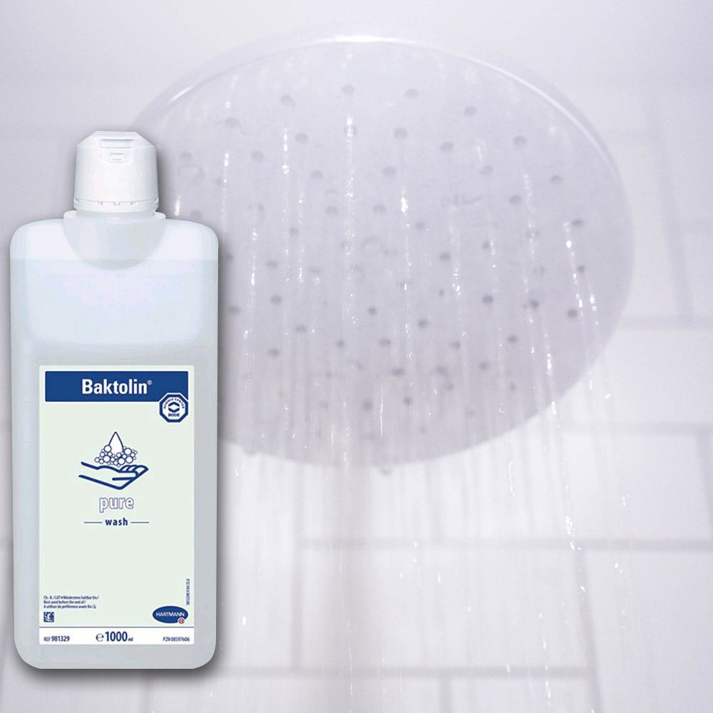 Waschlotion Baktolin pure, weiße Flasche neben Duschkopf mit Wasserstrahlen