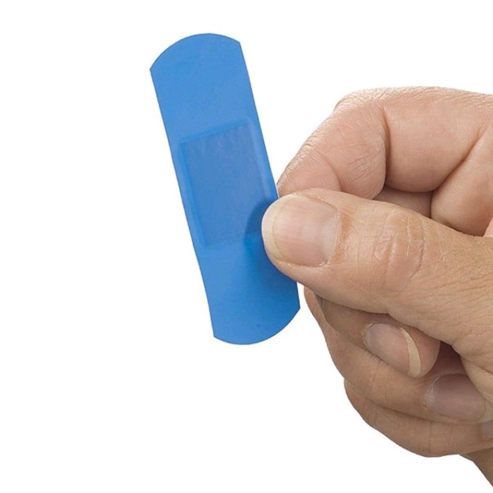Blauer Pflasterstreifen, detektierbar, wird von einer Hand festgehalten