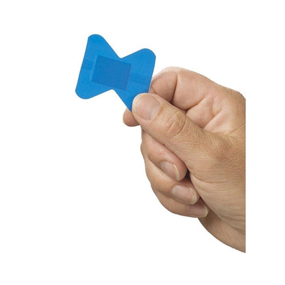 Blaues, detektierbares Fingerkuppenpflaster auf dem Finger