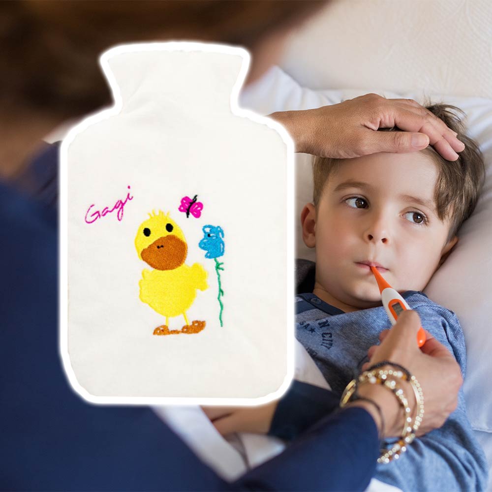Weiße Wärmflasche mit Flauschbezug Gagi-Motiv, seitlich gehalten