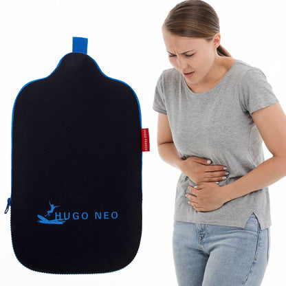Öko-Wärmflasche mit schwarzem Neoprenbezug, blaues Trageband, Frau hält sich den Bauch