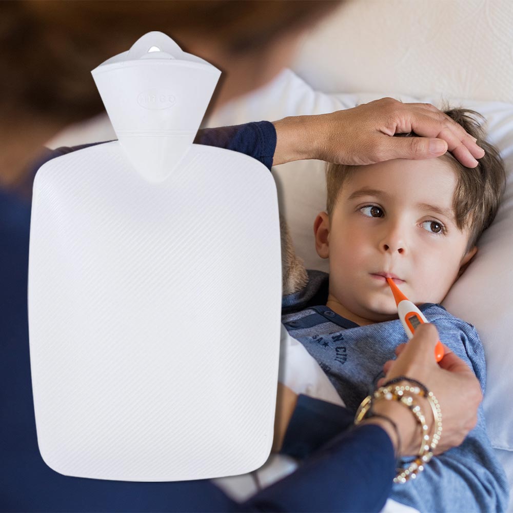 Weiße Wärmflasche mit Lamellenstruktur, Nutzung im Bett mit Kind