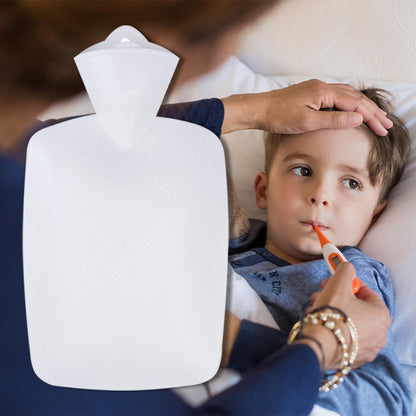 Weiße Wärmflasche mit Lamellenstruktur, Nutzung im Bett mit Kind