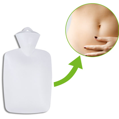 Weiße Wärmflasche mit Lamellenstruktur, Anwendung am Bauch mit Hand