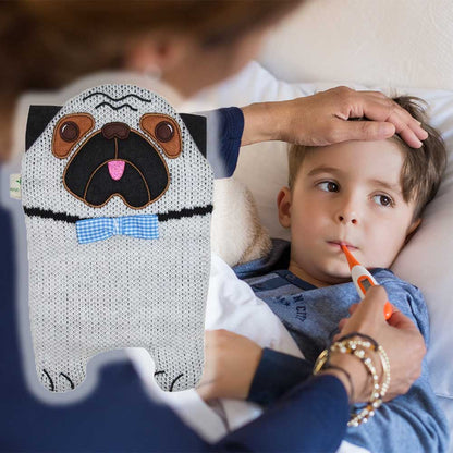 Wärmflasche mit Mops-Strickbezug neben liegendem Kind, hellgrau und schwarze Streifen