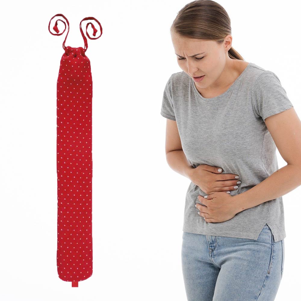 Rote Wärmflasche Longi mit Strickbezug und Bindeband, längliche Form