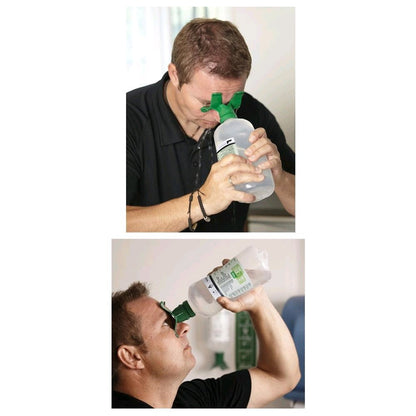 Augenspülflasche mit grüner Kappe, Anwender hält die Flasche an das Auge zur Spülung