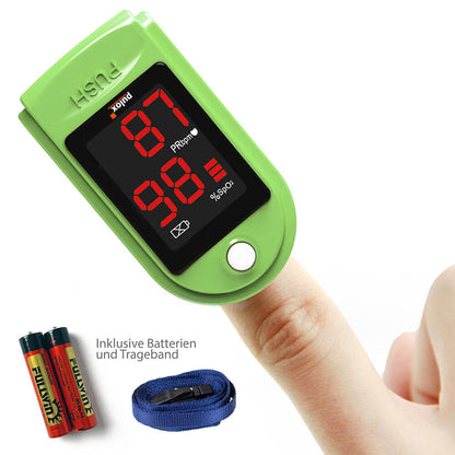 Grüner Finger-Pulsoximeter mit rotem LED-Display, an der Hand gehalten