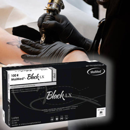 Schwarze Latex-Handschuhe bei Tattoo-Arbeiten, eng anliegend