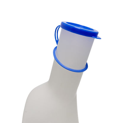 Transparente Flasche mit blauem Deckel und Trageschlaufe, seitlicher Blick