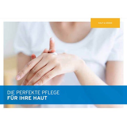 Hände beim Eincremen einer Handfläche, Textbanner oben