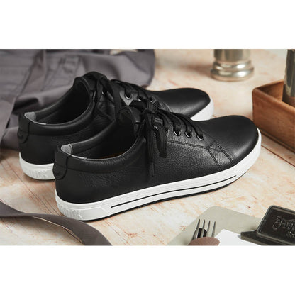 Schwarzer Sneaker aus Naturleder mit Schnürung und weißer Sohle, Nahaufnahme