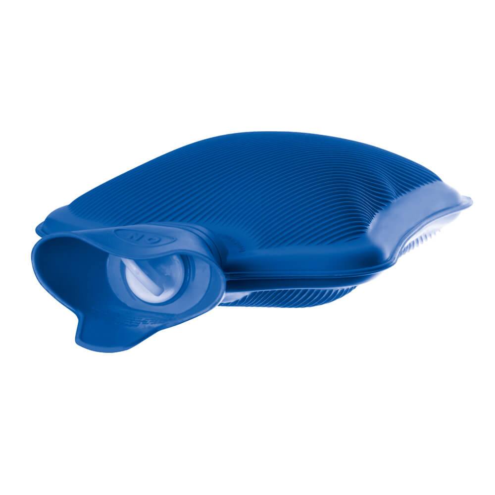 Lifemed® Wärmflasche blau 2 l mit geöffneter Einfüllöffnung am Schraubverschluss