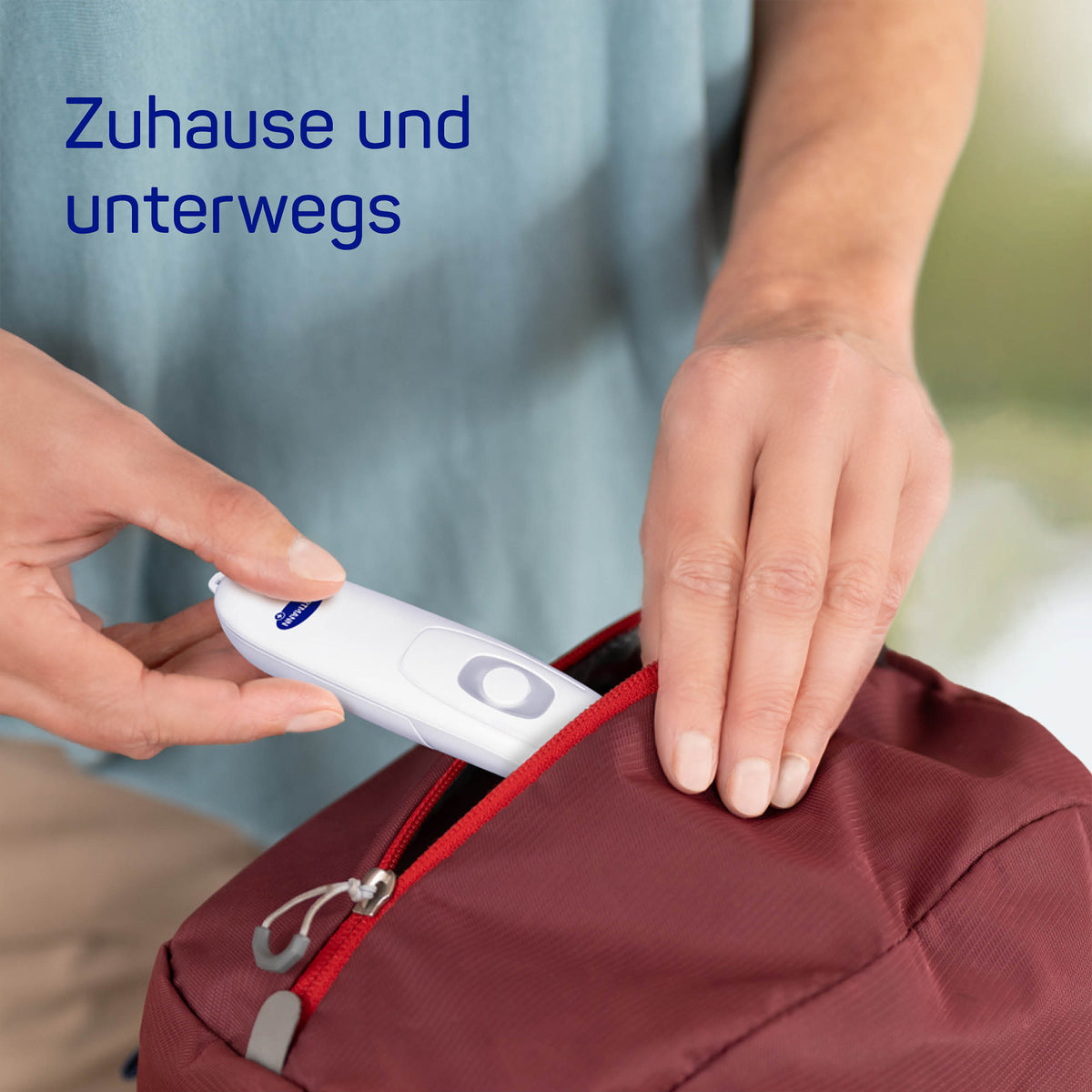 Insektenstichheiler an einem Rucksack angewendet, weiße Handeinheit
