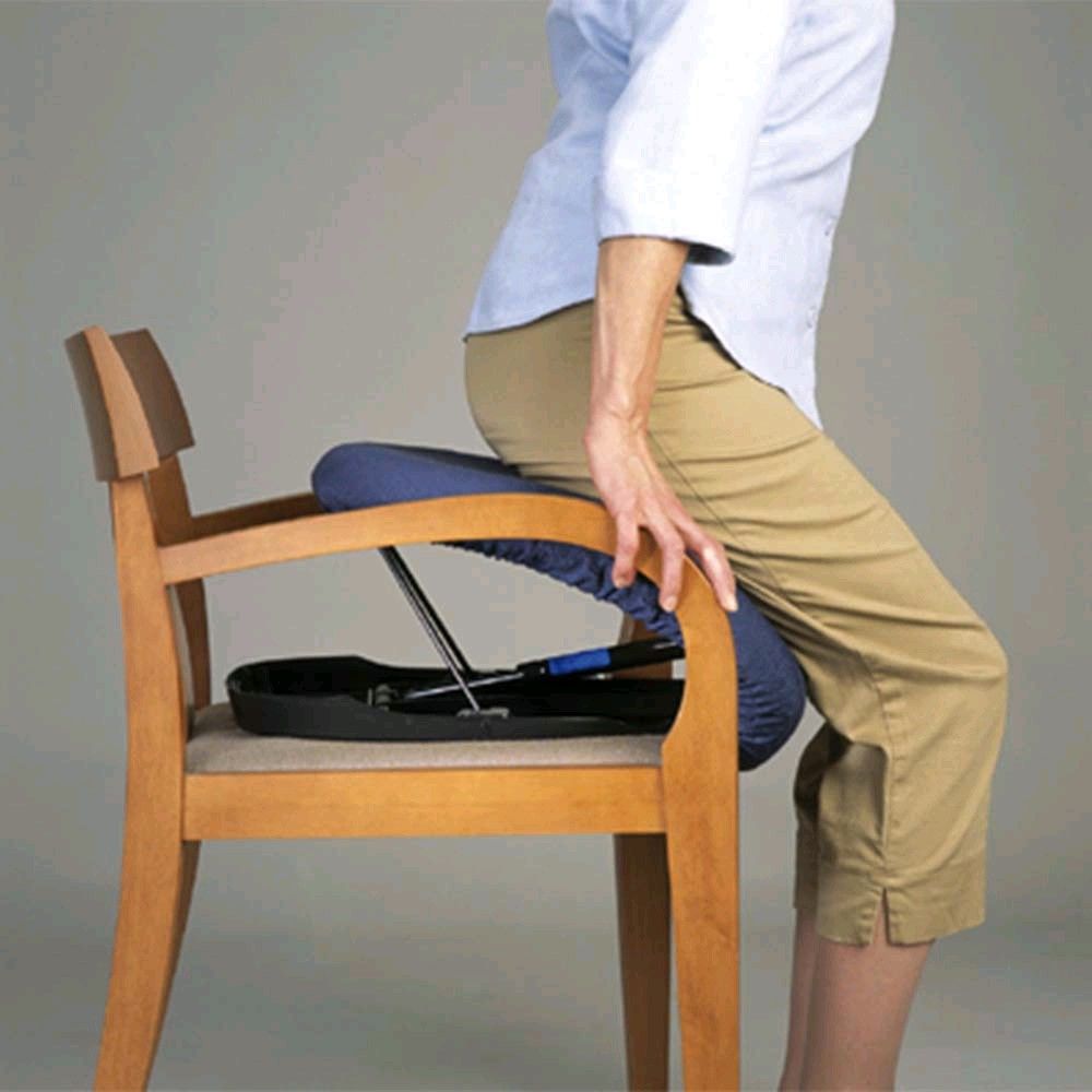 Sitzlifter am Stuhl mit hochgefahrenem Unterteil und blauem Polster.