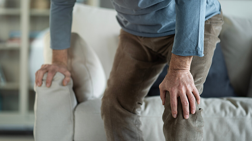 Knieschmerzen bei einsetzender Bewegung könnten auf Knie-Arthrose hinweisen