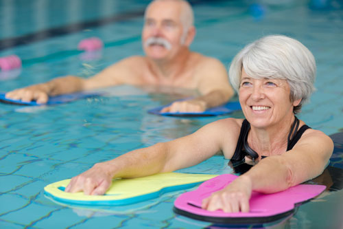 Wenn das Wasser das Gewicht trägt, lässt sich als Senior leichter trainieren